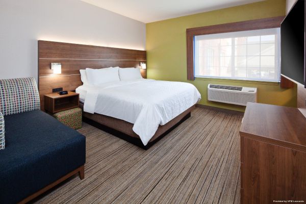 Holiday Inn Express & Suites TULARE (Tulare)
